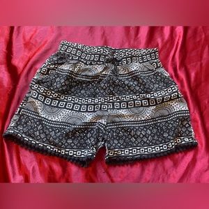 Faded glory Black and white printed shorts size large 10/12